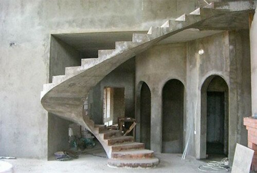 Многие предпочитают строить бетонные лестницы, так как они долговечны, надежны и безопасны.