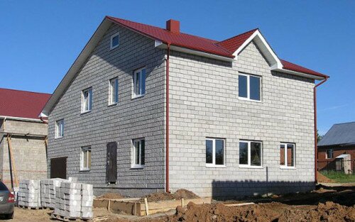 Дом из керамзитобетона строится быстрее кирпичного, а готовая постройка долговечна и качественна.
