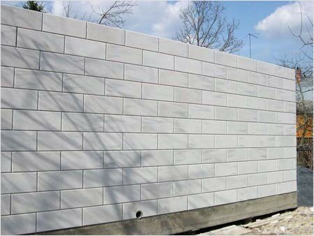 Газобетонные блоки очень часто используются при строительстве стен. Он является заменителем кирпича.