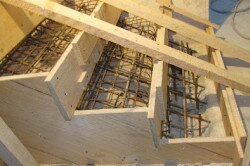 Перед заливкой бетоном, вся конструкция лестницы должна быть укреплена железными прутьями.