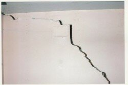 Трещина в стене из штукатурки возникает из-за неправильных пропорций раствора, плохом уходе после оштукатуривания.