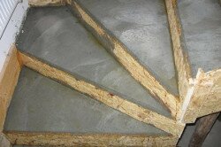 При заливке ступеней бетоном, цемент необходимо утрамбовать так, чтобы в толще не оставалось трещин и выемок.