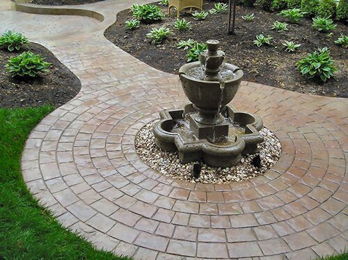 Штампованный бетон способен украсить любую поверхность - садовые дорожки, стены дома, дачный камин.