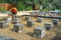 Опоры фундамента из бетонных блоков