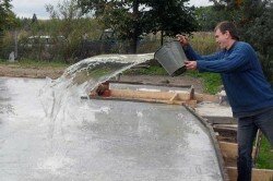 Поливка фундамента водой